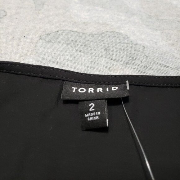 Torrid Top Womens 2 Black V-Neck Pullover Sleeveless NWT - Picture 3 of 13